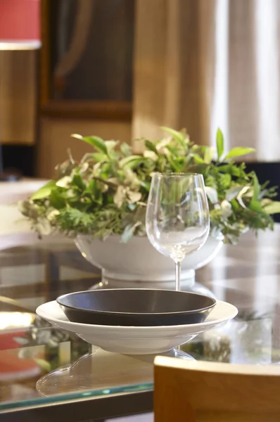 Interior del hogar con mesa y cubiertos en un tono cálido — Foto de Stock