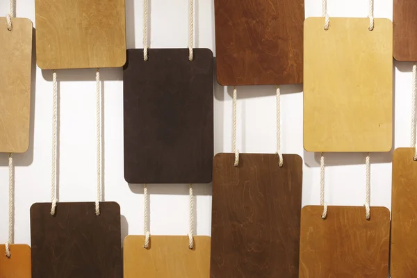 Diferentes tipos de madeira pendurada na parede — Fotografia de Stock
