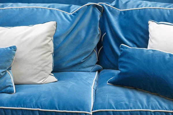 Sofa detail in blauwe Toon met kussens — Stockfoto