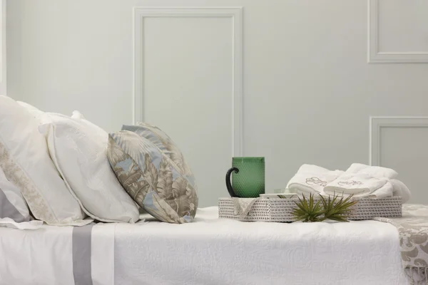 Colazione pronta per essere servita su un letto con asciugamani — Foto Stock