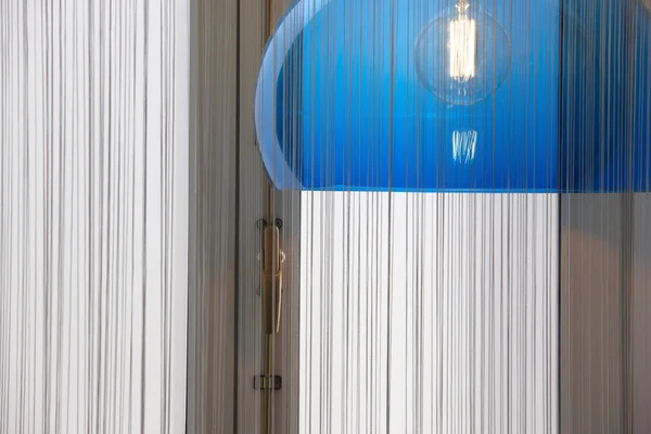 Lâmpada retro em tom azul com cortina e janela — Fotografia de Stock