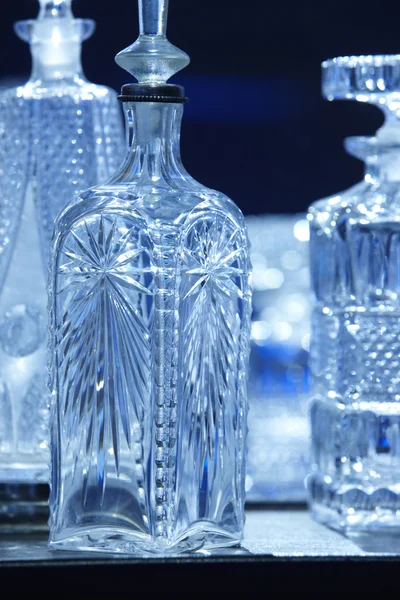 Bouteilles de cristal vides pour liqueur dans le ton bleu — Photo