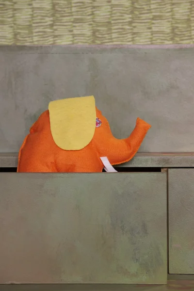 Bir kutu içinde portakal doldurulmuş fil — Stok fotoğraf