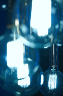 Odak arka plan dışarı mavi tonu ile ampuller