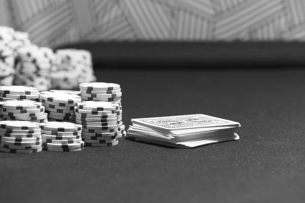 Poker cards and betting chips in a table game — Stock Photo, Image