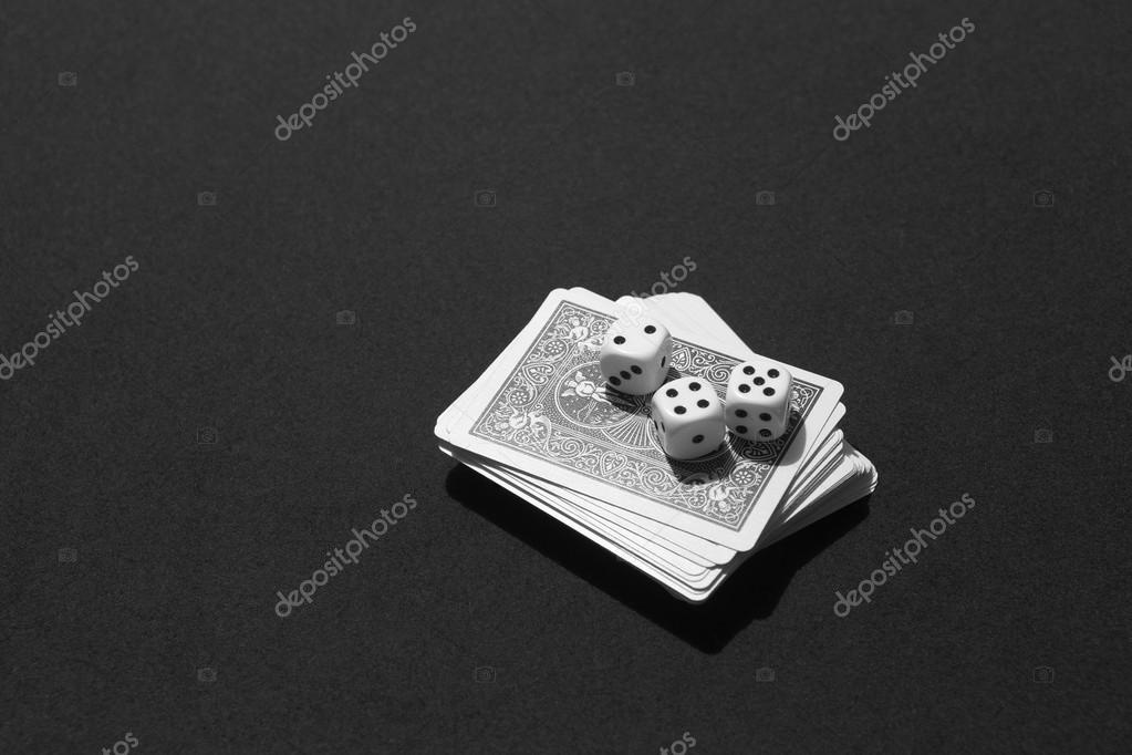 Cartas De Poker Y Dados En Un Juego De Mesa Fotos De Stock
