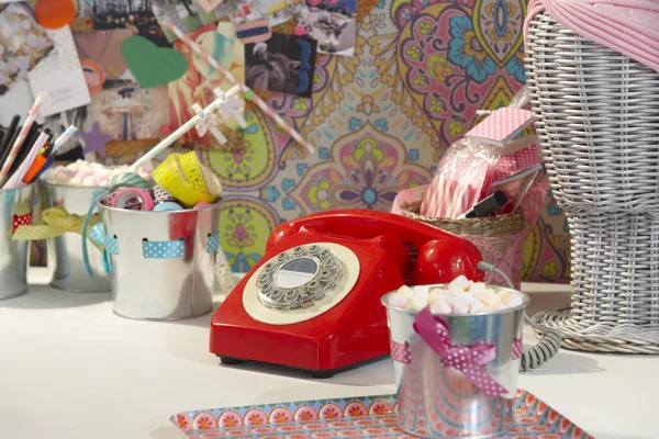 Vintage-rotes Telefon in einem Teenager-Mädchen-Zimmer — Stockfoto