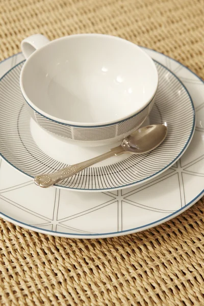 Retro teh atau cangkir kopi dengan taplak meja dan detail sendok — Stok Foto