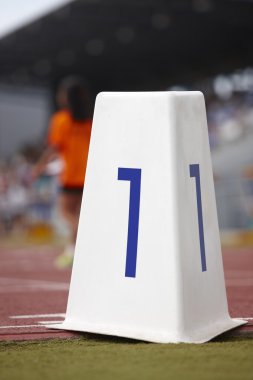 Bir numaralı tabelasını atletik bir koşu parkuru