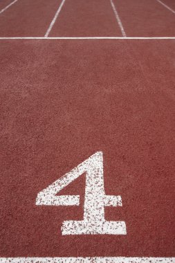 Dört numaralı tabelasını atletik bir koşu parkuru içinde