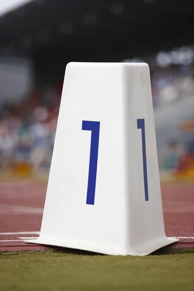 Ponto de sinalização número um numa pista de atletismo — Fotografia de Stock