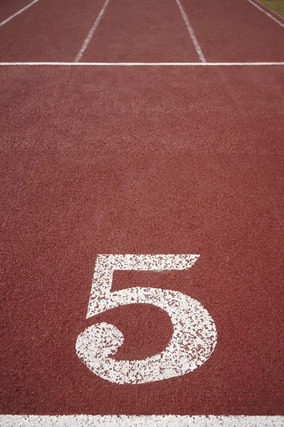 Número cinco sinalização em uma pista de atletismo — Fotografia de Stock