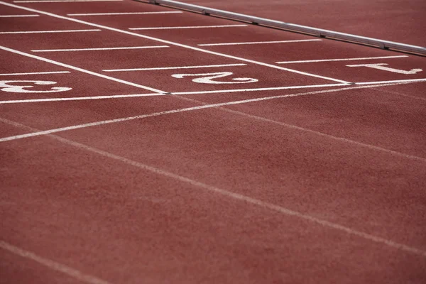 Poteau indicateur dans une piste de course athlétique — Photo