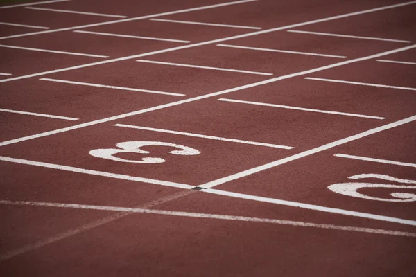 Número três na pista de atletismo. — Fotografia de Stock