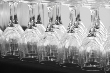 Boş bardak şarap siyah beyaz bir tablo