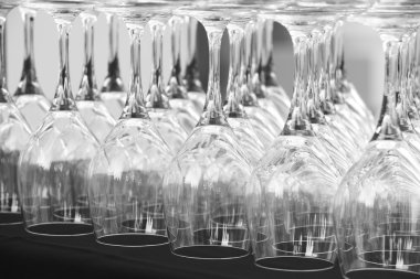 Boş bardak şarap siyah beyaz bir tablo