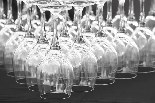 Las copas vacías del vino sobre la mesa en blanco negro —  Fotos de Stock