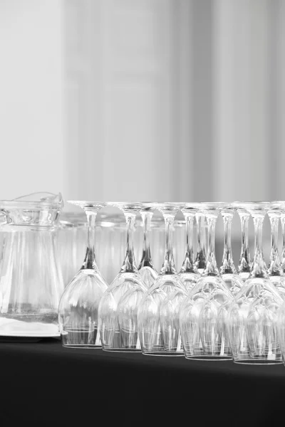 Las copas vacías del vino sobre la mesa en blanco negro —  Fotos de Stock