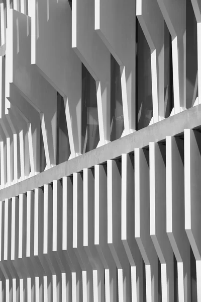 Detalhes de estrutura de fachada de edifício moderno em preto e branco — Fotografia de Stock