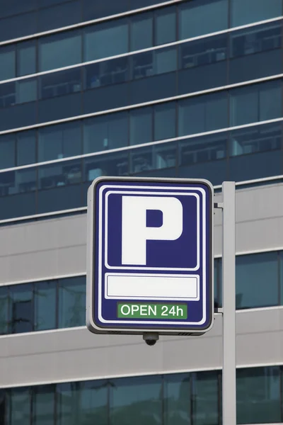 Parking signpost with open text and modern building background — Stock Photo, Image