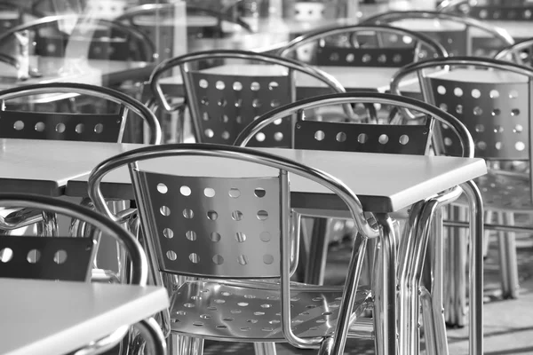 Restaurante grupo sillas metálicas al aire libre en blanco y negro —  Fotos de Stock