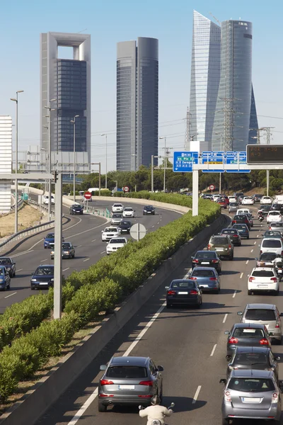 Stau in Madrid mit Skyline von vier Türmen — Stockfoto