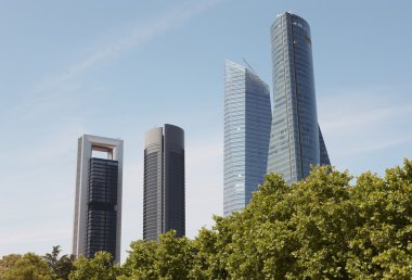Madrid manzarası Finans alan dört binalar kuleleri. İspanya