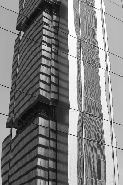 Reflejo de cristal rascacielos en tono blanco y negro — Foto de Stock