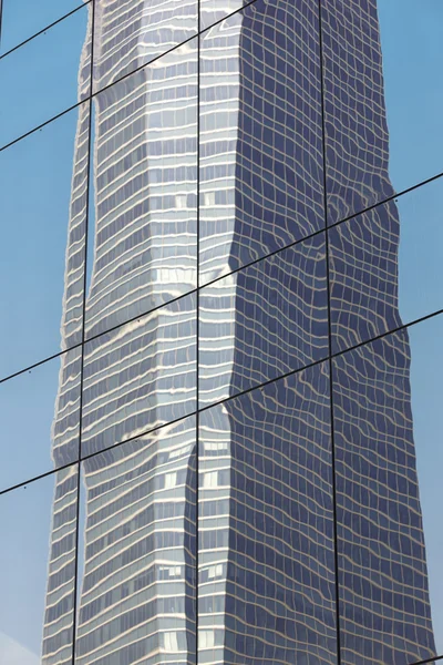 Reflexão de vidro arranha-céu na área financeira de Madrid. Espanha — Fotografia de Stock