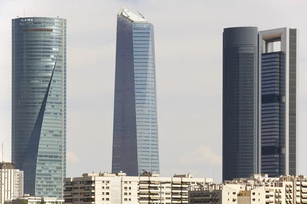 Vier torens wolkenkrabbers financieren gebied in Madrid, Spanje — Stockfoto