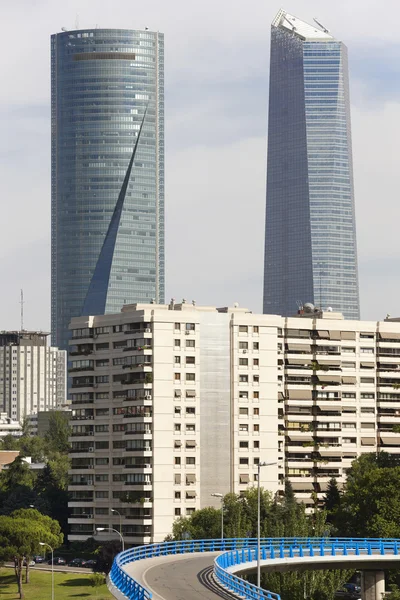 Wolkenkratzer Finanzbereich, Blöcke und Überführung in Madrid, Spanien — Stockfoto