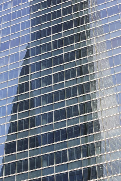 Отражение фасада небоскреба в финансовой зоне Мадрида — стоковое фото