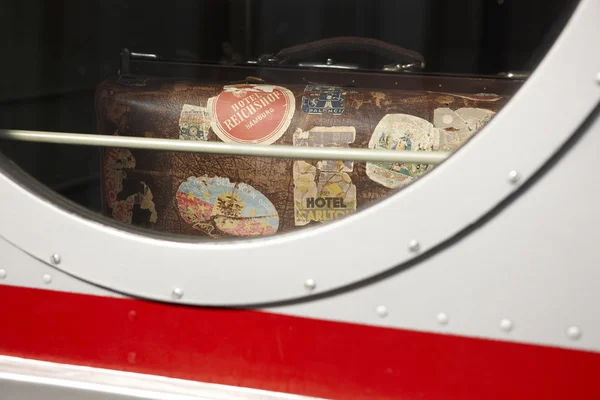 Staromódní kufr v interiéru vlaku. Železniční stanice — Stock fotografie