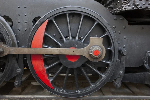 Roue de locomotive à vapeur et détail de bielle. Noir et rouge — Photo