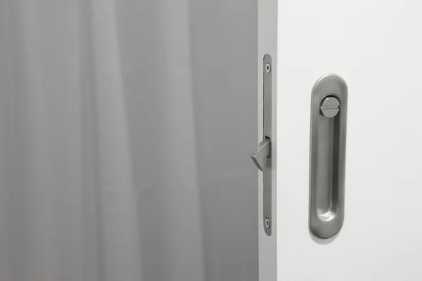 Łazienka metalicznej klamki z blokadą nad białe drzwi — Zdjęcie stockowe