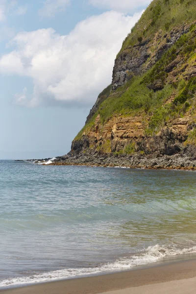 Písečná pláž a cliff v Agua de Pau, Azory. Portugalsko — Stock fotografie