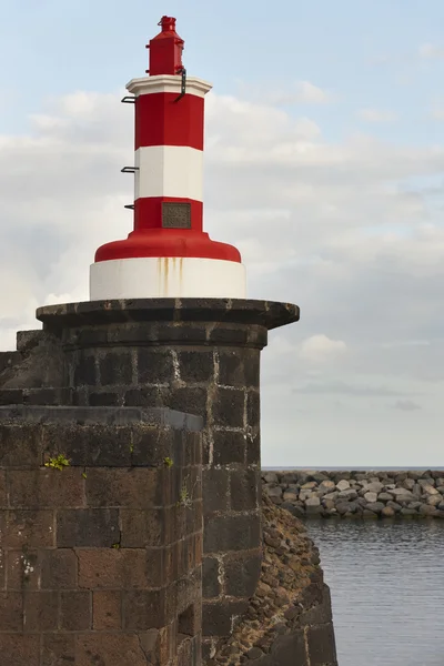Красно-белый маяк в Повоакао, Сан-Мигель, Азорские острова. Португ — стоковое фото