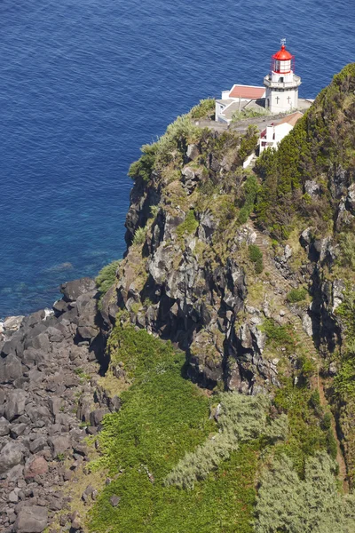 Маяк, скала и Атлантический океан в Ponta do Arnel, Azores — стоковое фото