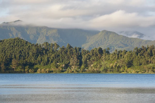 Azores landscape with Furnas lake and mountains in Sao Miguel. P — Stock Photo, Image