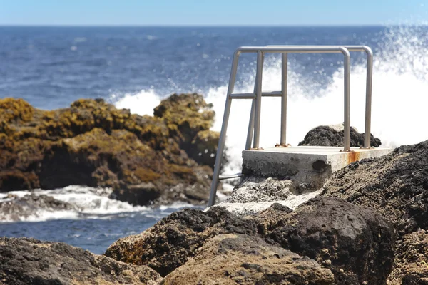 Playa de piscina rocosa con escaleras en Biscoitos. Isla Terceira. Azor. — Foto de Stock