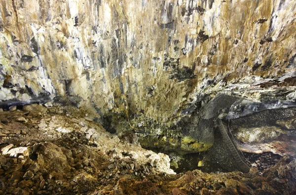 Galleria di grotte vulcaniche nell'isola di Terceira. Azzorre. Algar do Carva — Foto Stock
