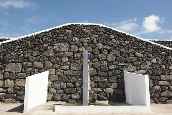 Zona de duche perto da praia na ilha Terceira. Açores. Portugal — Fotografia de Stock