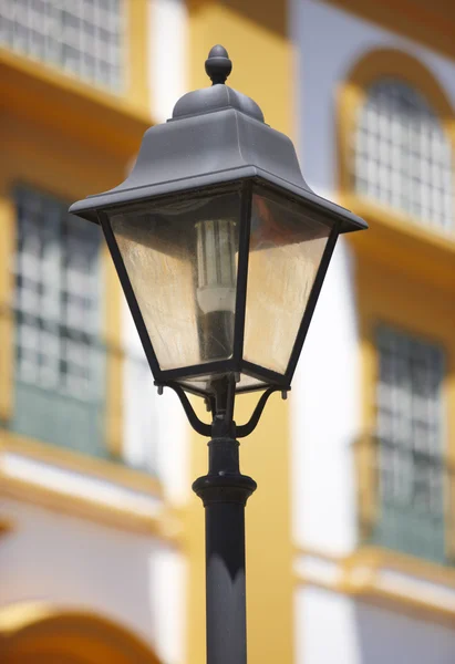 Klassinen lamppu valo yli keltainen ja valkoinen rakennuksen julkisivu — kuvapankkivalokuva