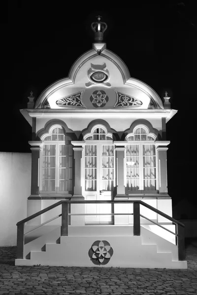 Capela tradicional dos Açores à noite. Imperio Terceira. Portugal . — Fotografia de Stock