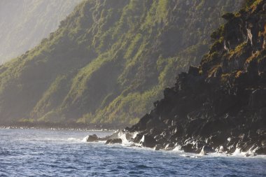 Sao Jorge Adası Azores kıyı şeridi gün batımında. Portekiz