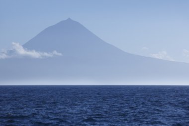 Azores manzara Pico dağ ve Atlas Okyanusu ile. Portekiz