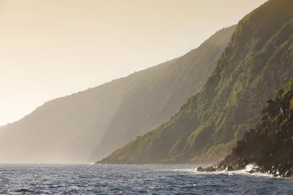 Azorerna kustlinje vid solnedgången i Sao Jorge island. Portugal — Stockfoto