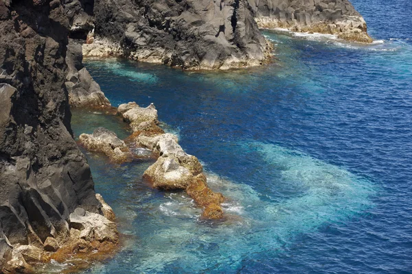 Côte volcanique des Açores à Sao Jorge. Faja do Ouvidor. Portuga — Photo