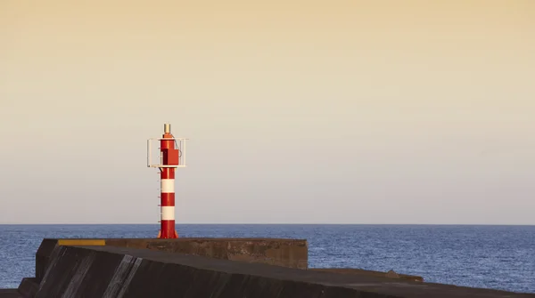 Leuchtturm und Atlantik in Calheta. sao jorge island. azor — Stockfoto