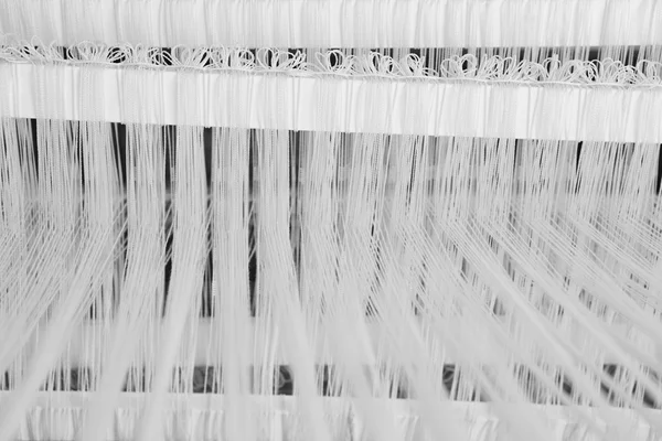白と黒のウール糸で伝統的な織機詳細 — ストック写真